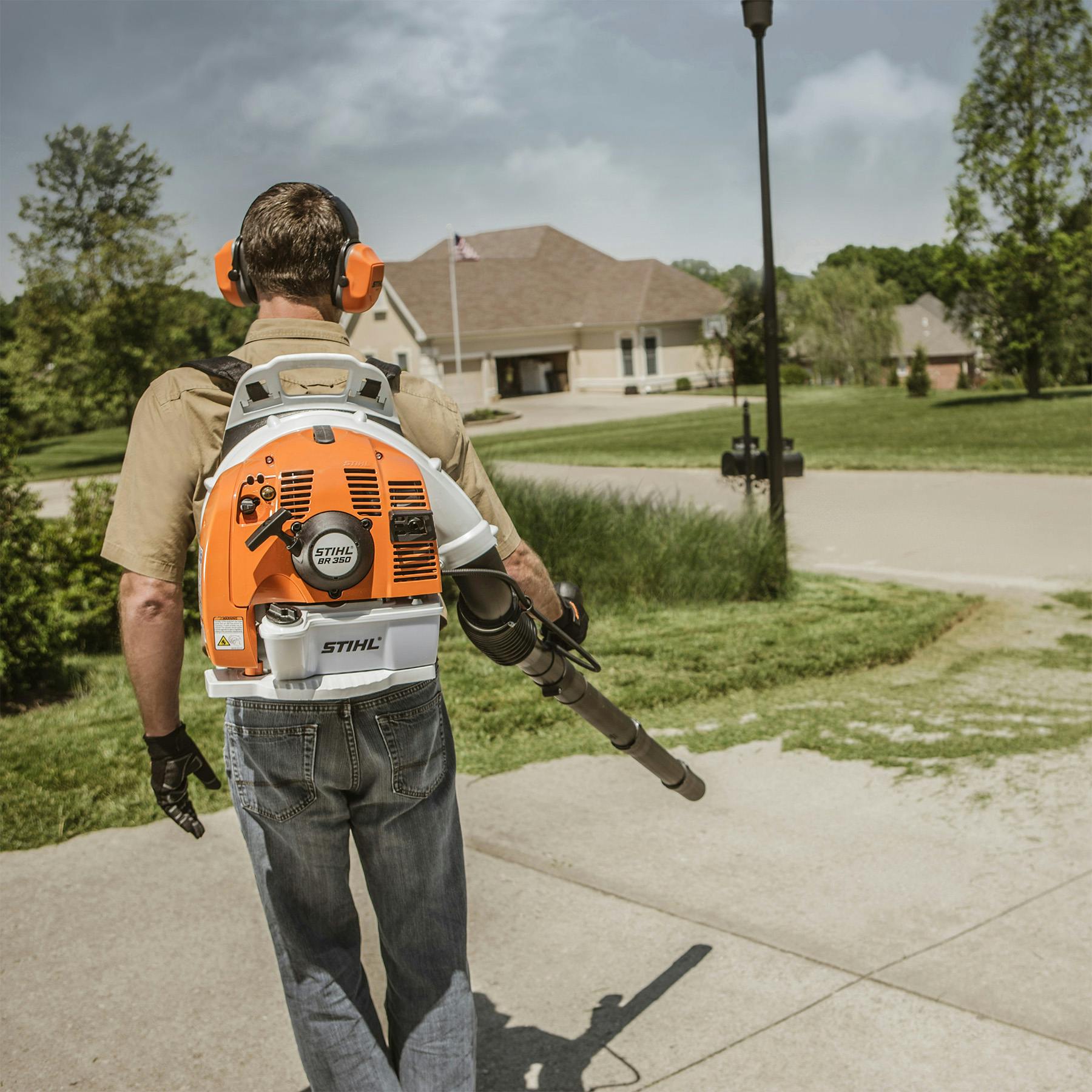 STIHL BR 350 Backpack Blower - Mid-Range Backpack Blowers | STIHL USA