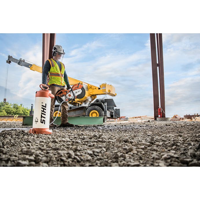 Man standing in front of crawler crane holding the TS 500i STIHL Cutquik®