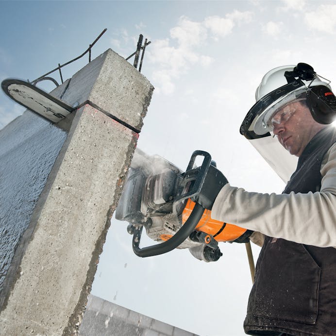 Man cutting through concrete wall with the STIHL GS 461 ROCK BOSS®