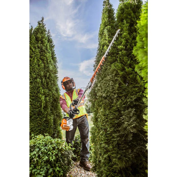 Man trimming trees using the HL 91 K (0°)