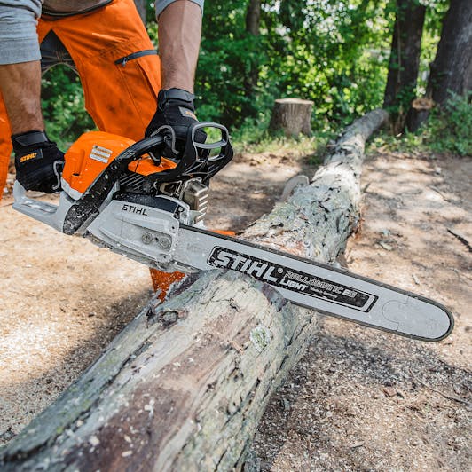 Stihl MS 500i quick action and fast cutting (dry & dirty oak