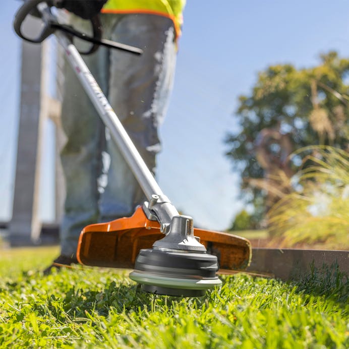 Close up of FSA 135 R trimming along lawn border