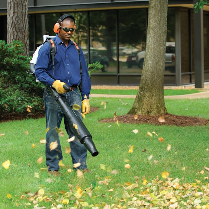 	Man blowing leaves off lawn with the BR 500