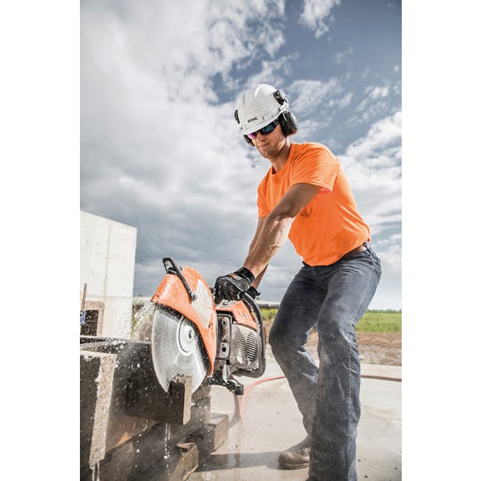 Man cutting concrete panel with the TS 420 STIHL Cutquik®