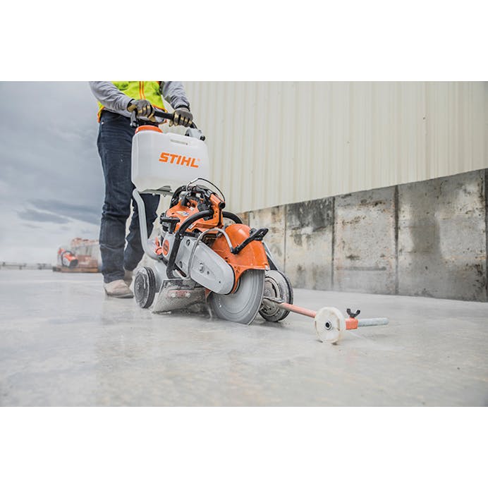 Front view of the TS 420 STIHL Cutquik® cutting into flooring