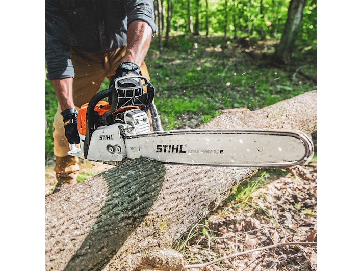 	Man cutting log with MS 391