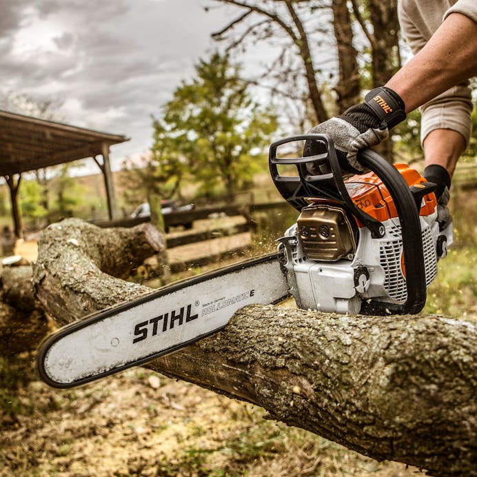 Close up of MS 261 cutting through tree trunk with Ematic™ guide bar