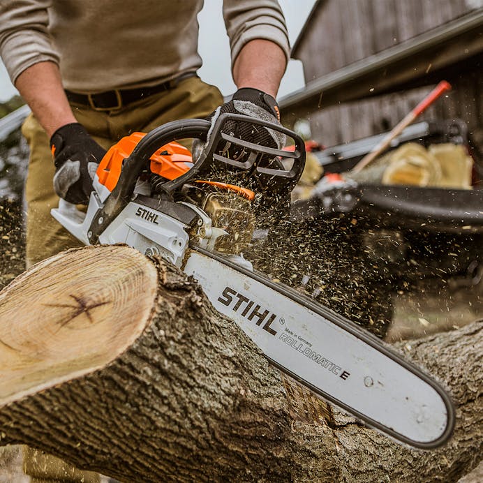 Close up of MS 261 cutting through tree trunk with Ematic™ guide bar