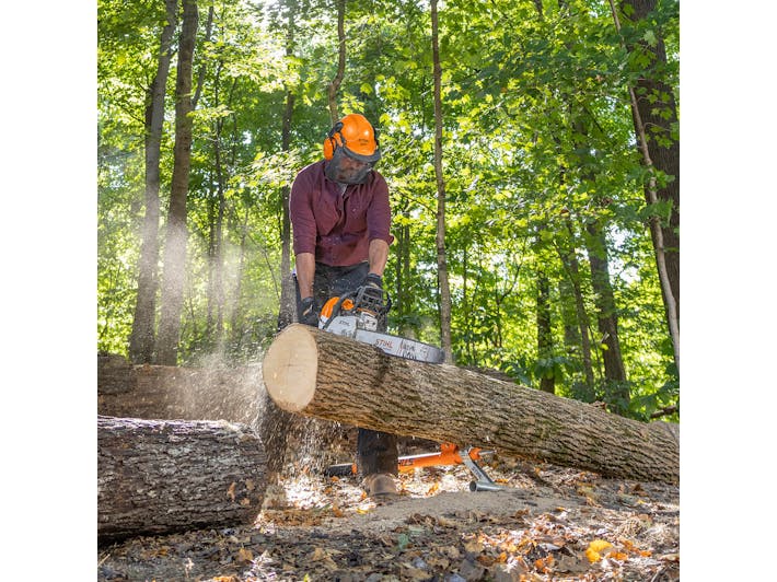 Man cutting into log with MS 271 FARM BOSS®